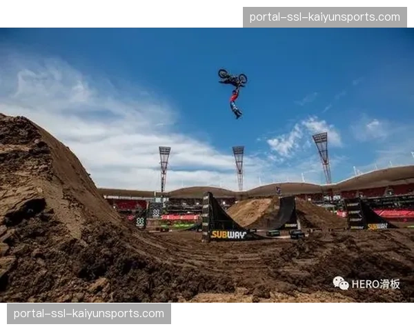 上海世纪广场BMX表演观众互动热烈，能量吧台同步开放