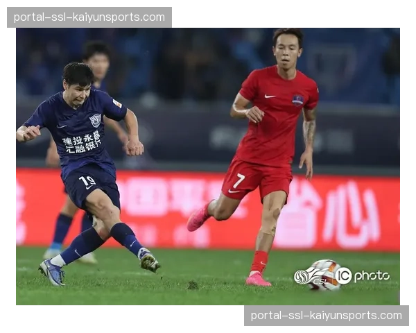 【2026年4月中超联赛·赛中·聚焦特写：雨中激战，梅州客家球员球衣破损后坚持完成封堵